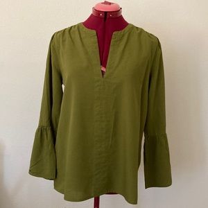 Ann Taylor Size M green long sleeves V neck blouse 59%cotton 41%Lyocell
